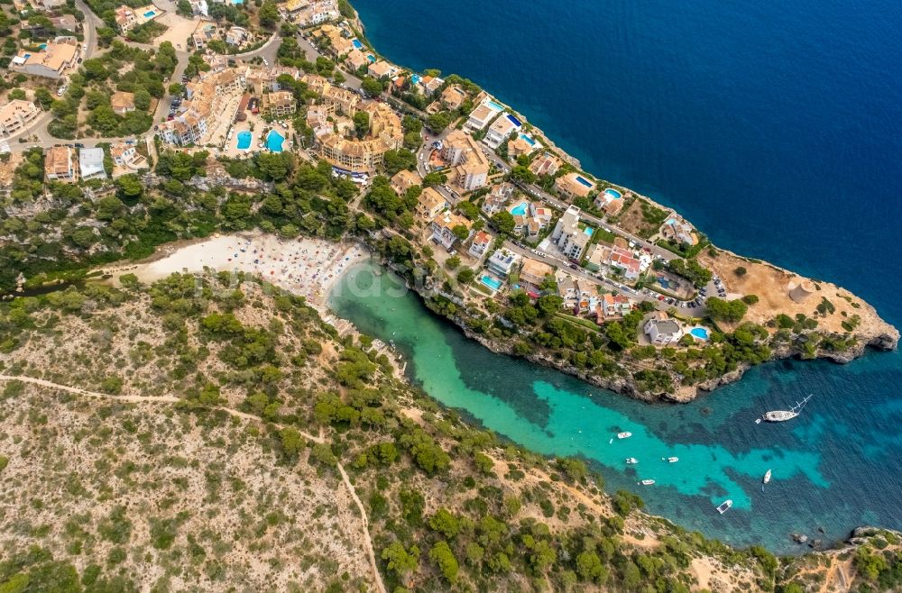 Cala Pi von oben - Bucht entlang der Meeres- Küste Torre de Cala Pi in Cala Pi in Balearische Insel Mallorca, Spanien