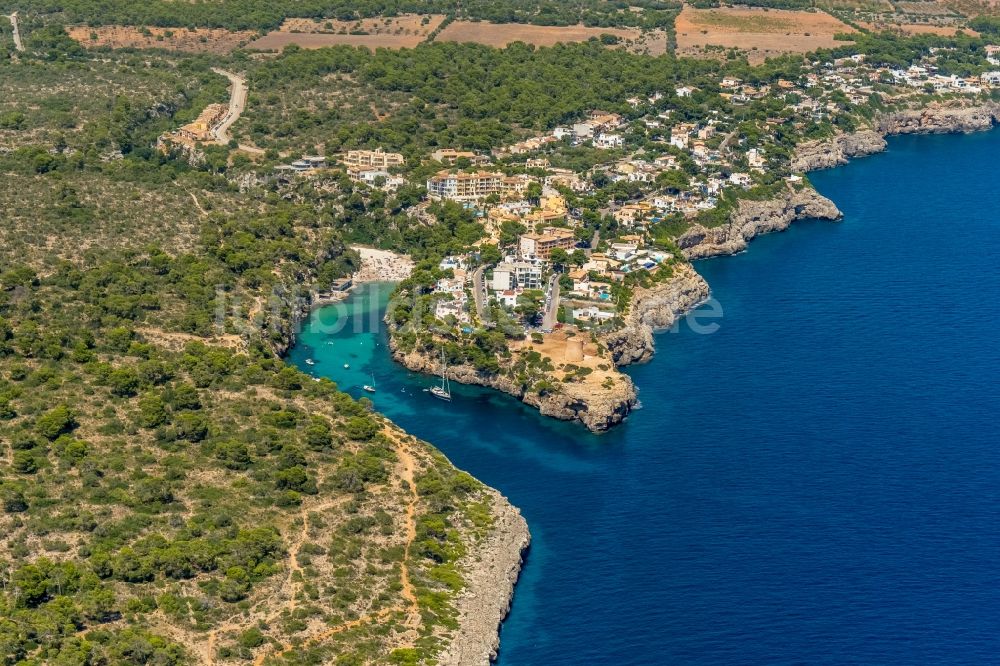 Luftaufnahme Cala Pi - Bucht entlang der Meeres- Küste Torre de Cala Pi in Cala Pi in Balearische Insel Mallorca, Spanien