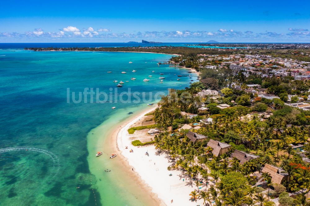 Trou-aux-Biches von oben - Bucht entlang der Meeres- Küste Trou aux Biches and Mont Choisy Beach in Trou-aux-Biches in Pamplemousses District, Mauritius