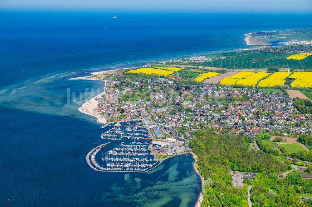 Luftaufnahme Laboe - Bucht entlang der Meeres- Küste mit Yachthafen und Gewerbe -Hafen in Laboe im Bundesland Schleswig-Holstein, Deutschland