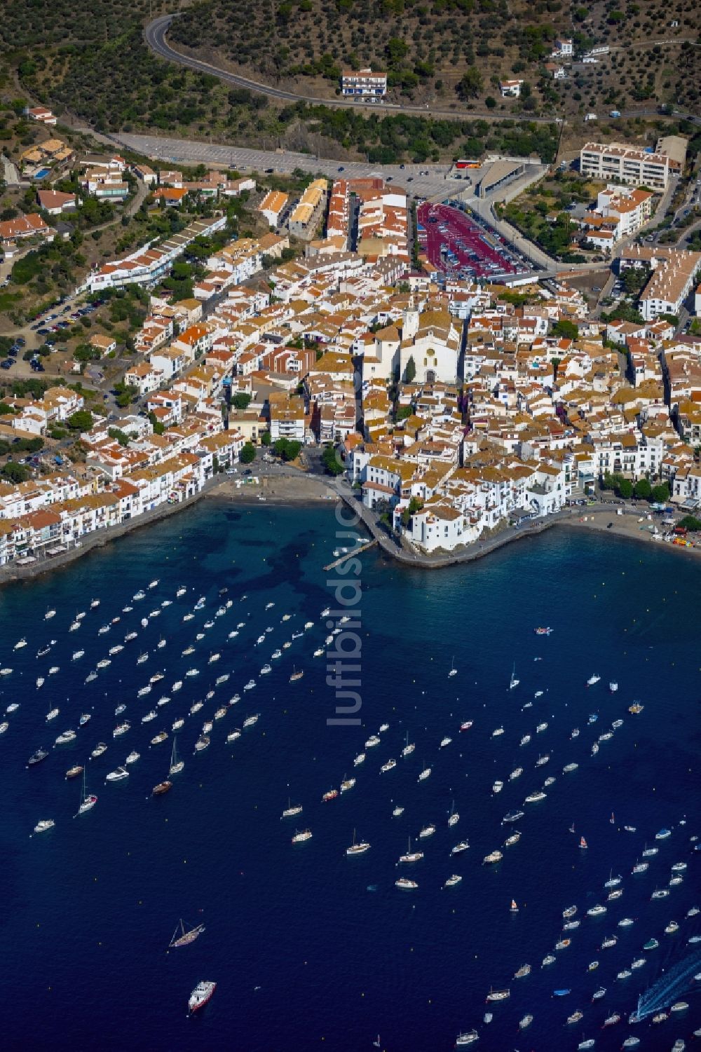 Luftaufnahme Cadaques - Bucht Punta de Sa Costa mit der Ortschaft Cadaques in Spanien