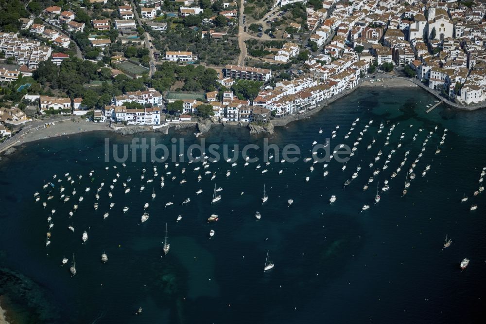 Cadaques aus der Vogelperspektive: Bucht Punta de Sa Costa mit der Ortschaft Cadaques in Spanien