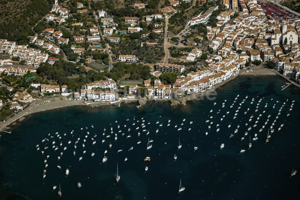 Luftbild Cadaques - Bucht Punta de Sa Costa mit der Ortschaft Cadaques in Spanien