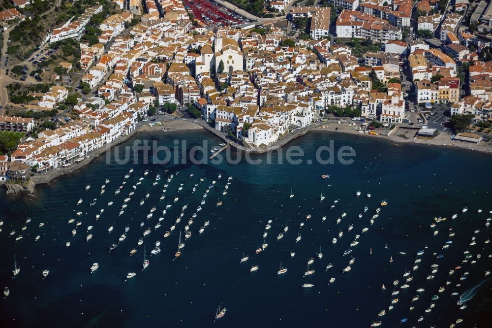 Luftaufnahme Cadaques - Bucht Punta de Sa Costa mit der Ortschaft Cadaques in Spanien