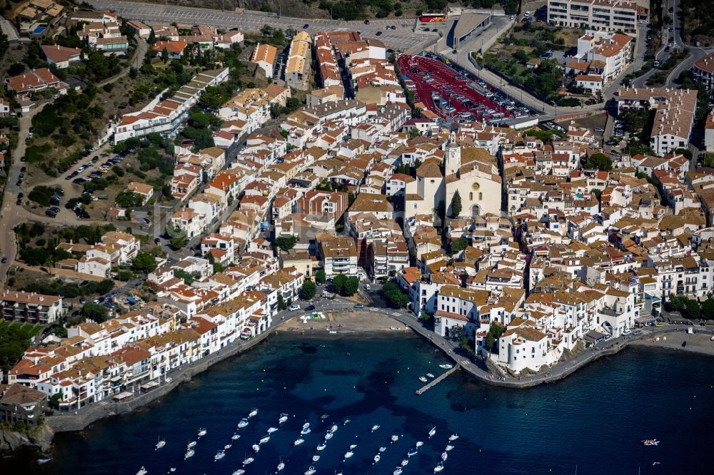 Cadaques von oben - Bucht Punta de Sa Costa mit der Ortschaft Cadaques in Spanien