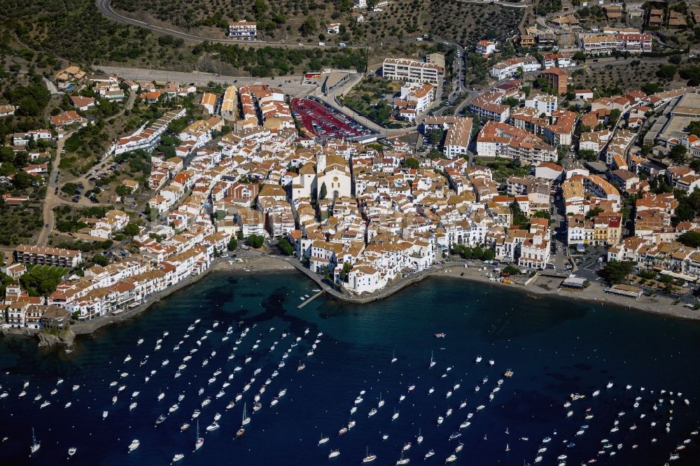 Cadaques aus der Vogelperspektive: Bucht Punta de Sa Costa mit der Ortschaft Cadaques in Spanien