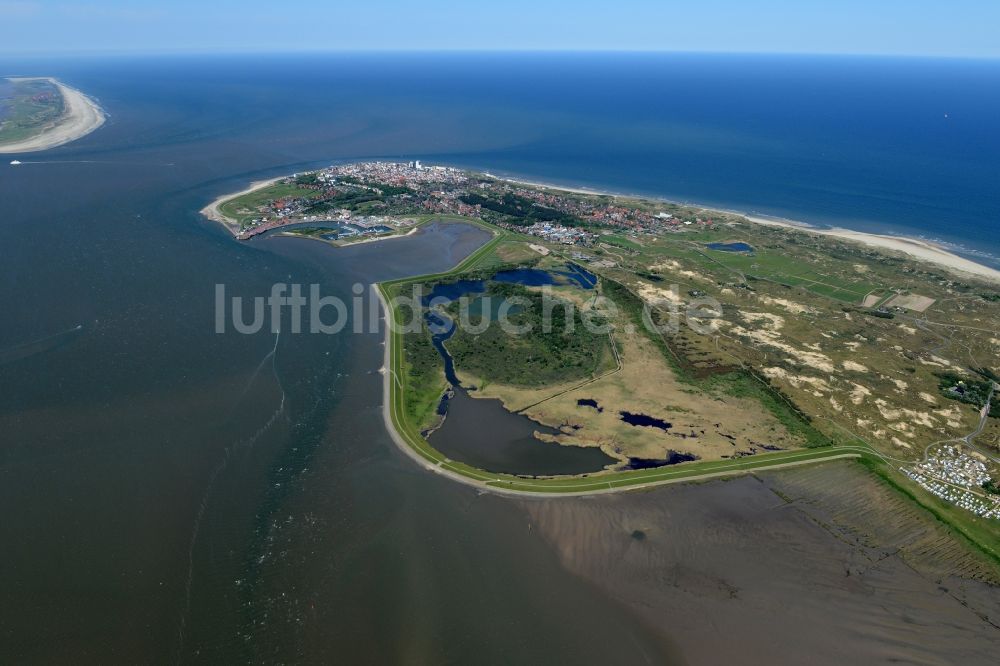 Norderney aus der Vogelperspektive: Buchtbereich der Nordseeinsel Norderney im Bundesland Niedersachsen