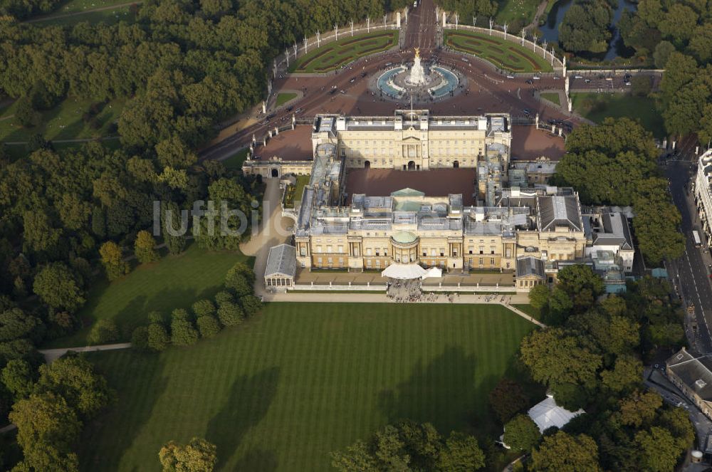 Luftaufnahme London - Buckingham Palast im Londoner Stadtbezirk City of Westminster