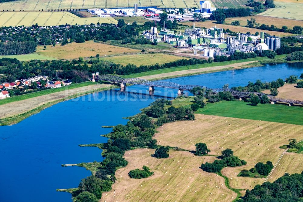 Luftbild Barby (Elbe) - Buhnen- Landschaft Elbe - Flussverlauf in Barby mit der ehemaligen Elbbrücke und Industriegebiet im Bundesland Sachsen-Anhalt, Deutschland