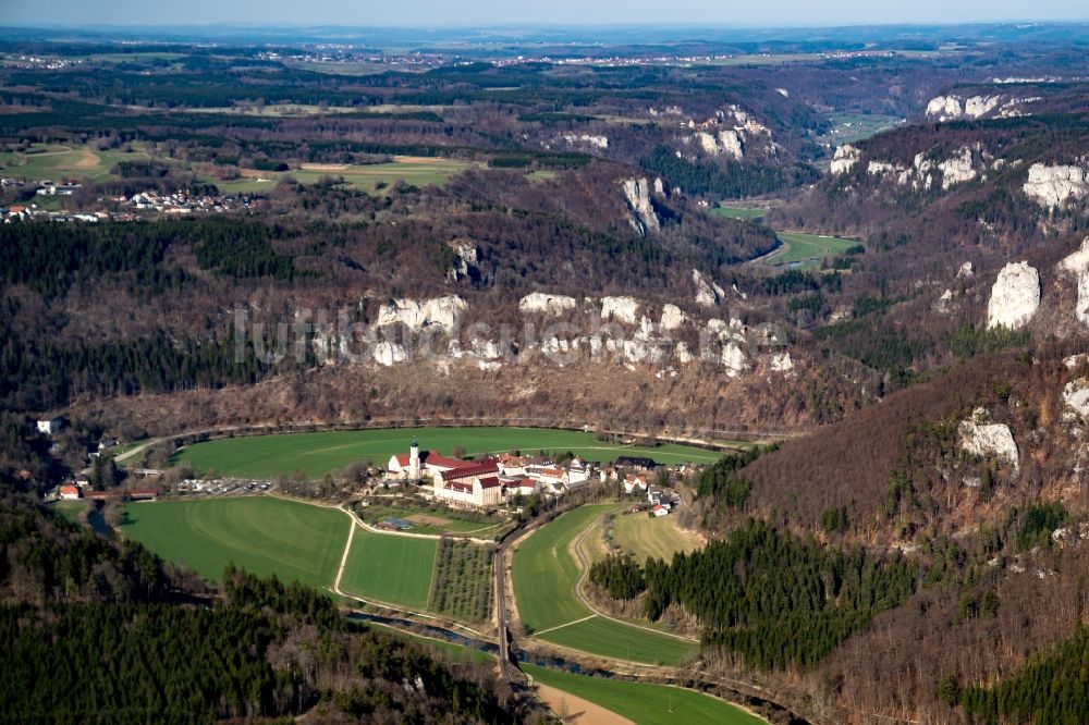 Beuron von oben - Buhnen- Landschaft an den Uferbereichen Donau bei Beuron Flussverlaufes in Beuron im Bundesland Baden-Württemberg, Deutschland