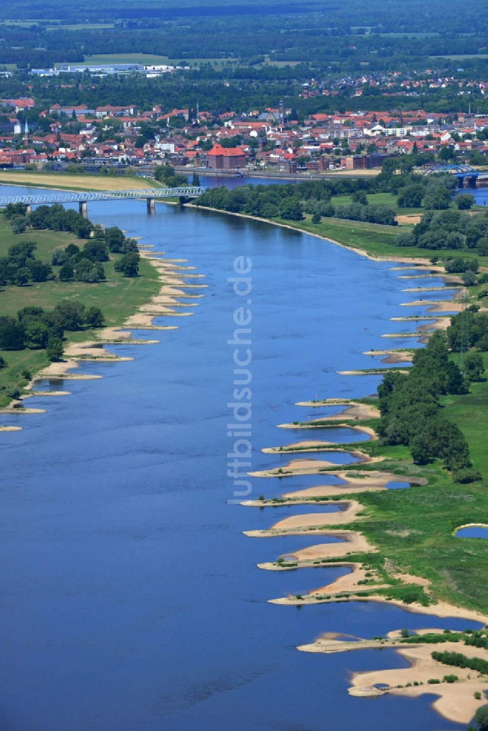 Beuster von oben - Buhnen- Landschaft an den Uferbereichen des Flussverlaufes der Elbe in Beuster im Bundesland Sachsen-Anhalt