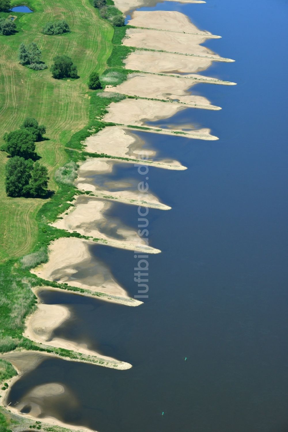 Hansestadt Werben (Elbe) von oben - Buhnen- Landschaft an den Uferbereichen des Flussverlaufes der Elbe nahe der Hansestadt Werben (Elbe) im Bundesland Sachsen-Anhalt