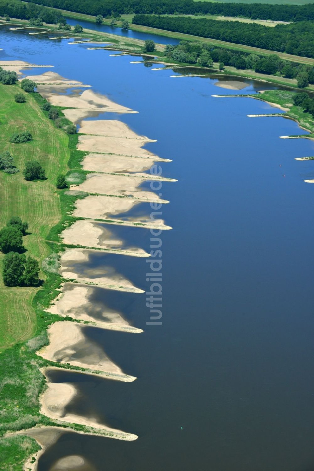 Hansestadt Werben (Elbe) aus der Vogelperspektive: Buhnen- Landschaft an den Uferbereichen des Flussverlaufes der Elbe nahe der Hansestadt Werben (Elbe) im Bundesland Sachsen-Anhalt