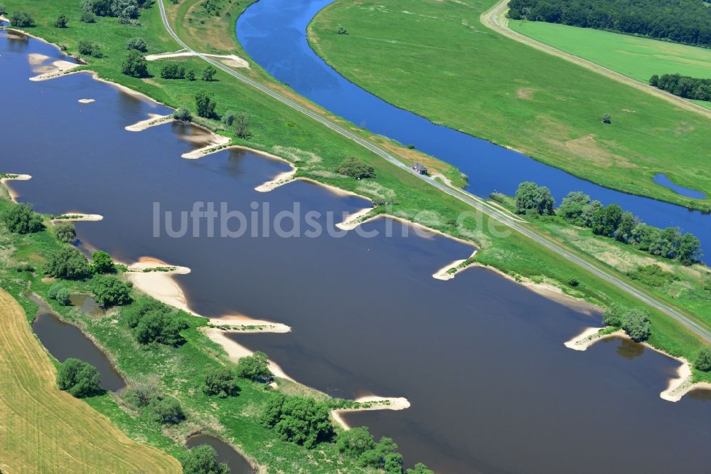 Werben von oben - Buhnen- Landschaft an den Uferbereichen des Flussverlaufes der Elbe in Werben im Bundesland Sachsen-Anhalt