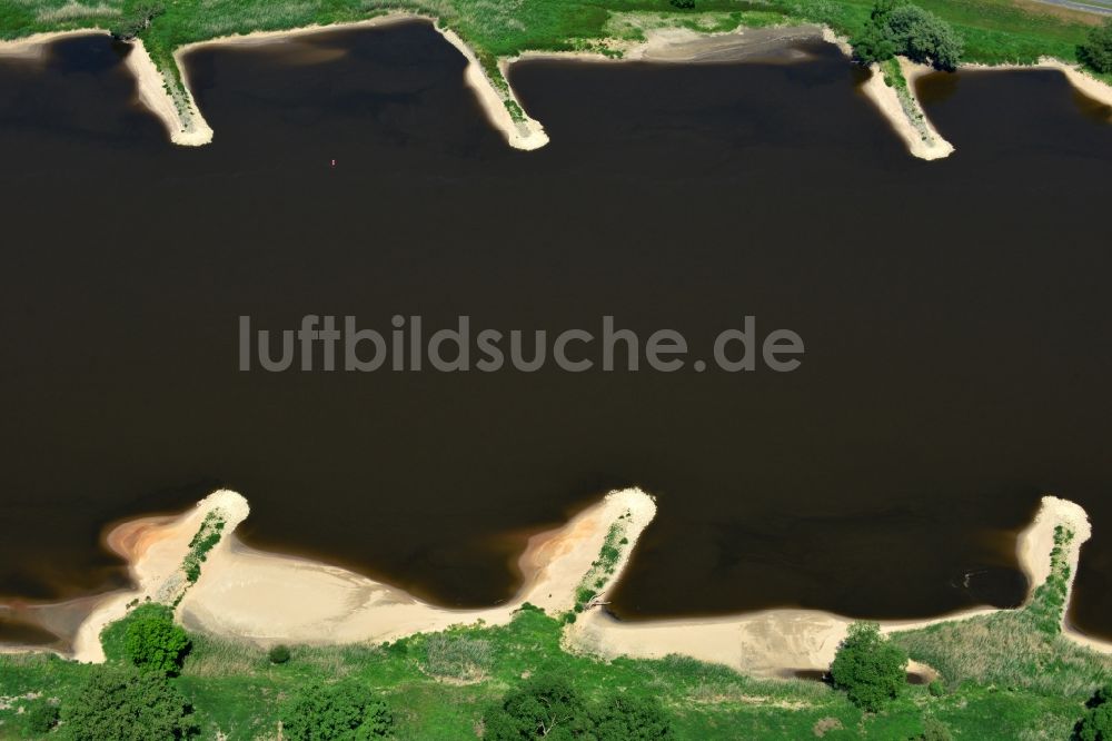 Werben aus der Vogelperspektive: Buhnen- Landschaft an den Uferbereichen des Flussverlaufes der Elbe in Werben im Bundesland Sachsen-Anhalt