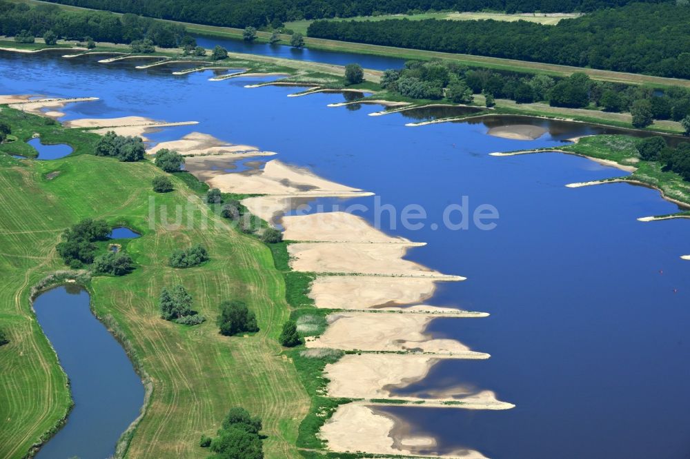 Luftaufnahme Werben - Buhnen- Landschaft an den Uferbereichen des Flussverlaufes der Elbe in Werben im Bundesland Sachsen-Anhalt