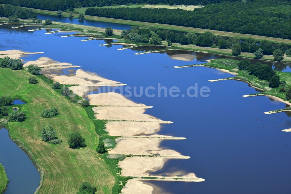 Werben von oben - Buhnen- Landschaft an den Uferbereichen des Flussverlaufes der Elbe in Werben im Bundesland Sachsen-Anhalt