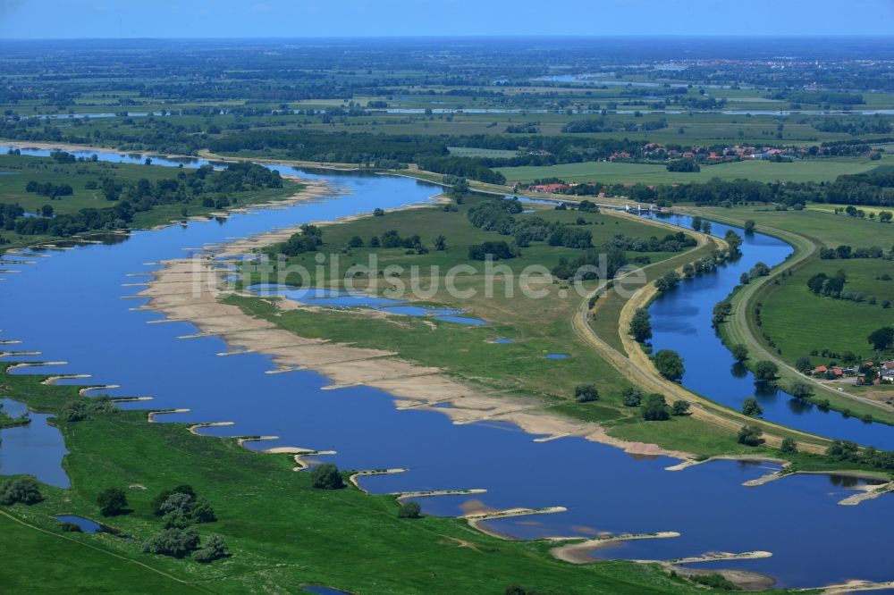 Werben aus der Vogelperspektive: Buhnen- Landschaft an den Uferbereichen des Flussverlaufes der Elbe in Werben im Bundesland Sachsen-Anhalt