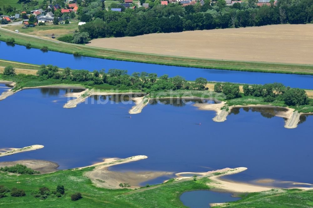 Luftaufnahme Werben - Buhnen- Landschaft an den Uferbereichen des Flussverlaufes der Elbe in Werben im Bundesland Sachsen-Anhalt