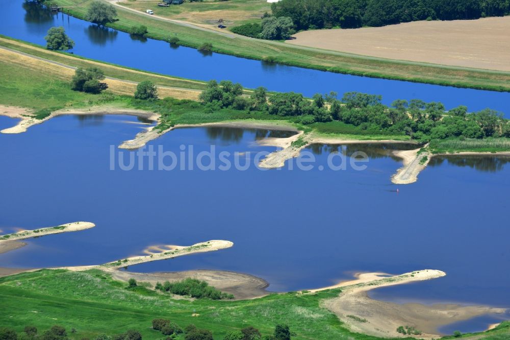 Werben von oben - Buhnen- Landschaft an den Uferbereichen des Flussverlaufes der Elbe in Werben im Bundesland Sachsen-Anhalt