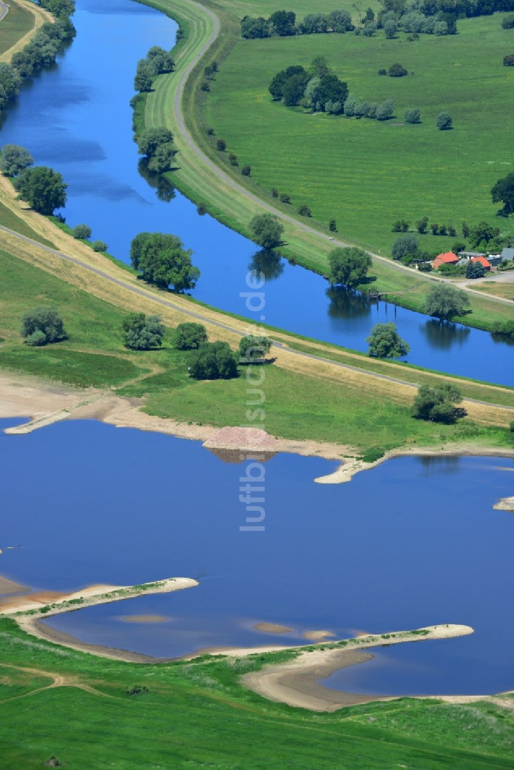 Werben aus der Vogelperspektive: Buhnen- Landschaft an den Uferbereichen des Flussverlaufes der Elbe in Werben im Bundesland Sachsen-Anhalt