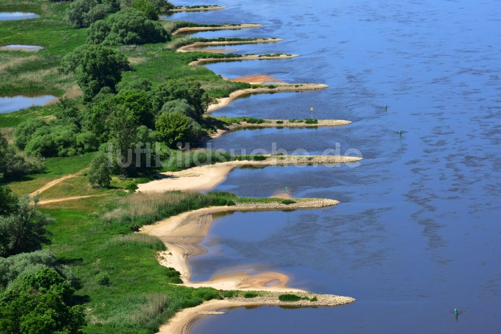 Hansestadt Werben (Elbe) aus der Vogelperspektive: Buhnen- Landschaft an den Uferbereichen des Flussverlaufes am Ufer der Elbe in Hansestadt Werben (Elbe) im Bundesland Sachsen-Anhalt