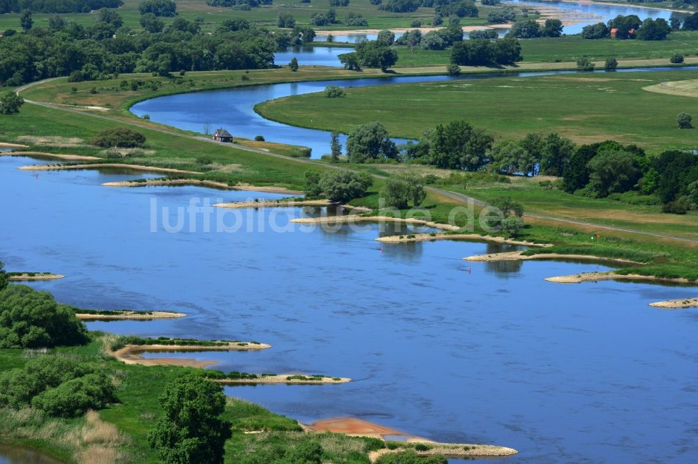 Luftaufnahme Hansestadt Werben (Elbe) - Buhnen- Landschaft an den Uferbereichen des Flussverlaufes am Ufer der Elbe in Hansestadt Werben (Elbe) im Bundesland Sachsen-Anhalt