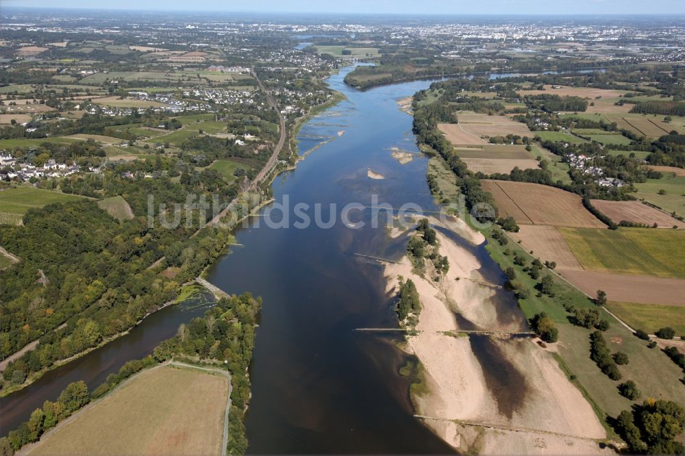 Denee von oben - Buhnen- Landschaft an den Uferbereichen der Loire in Denee in Pays de la Loire, Frankreich