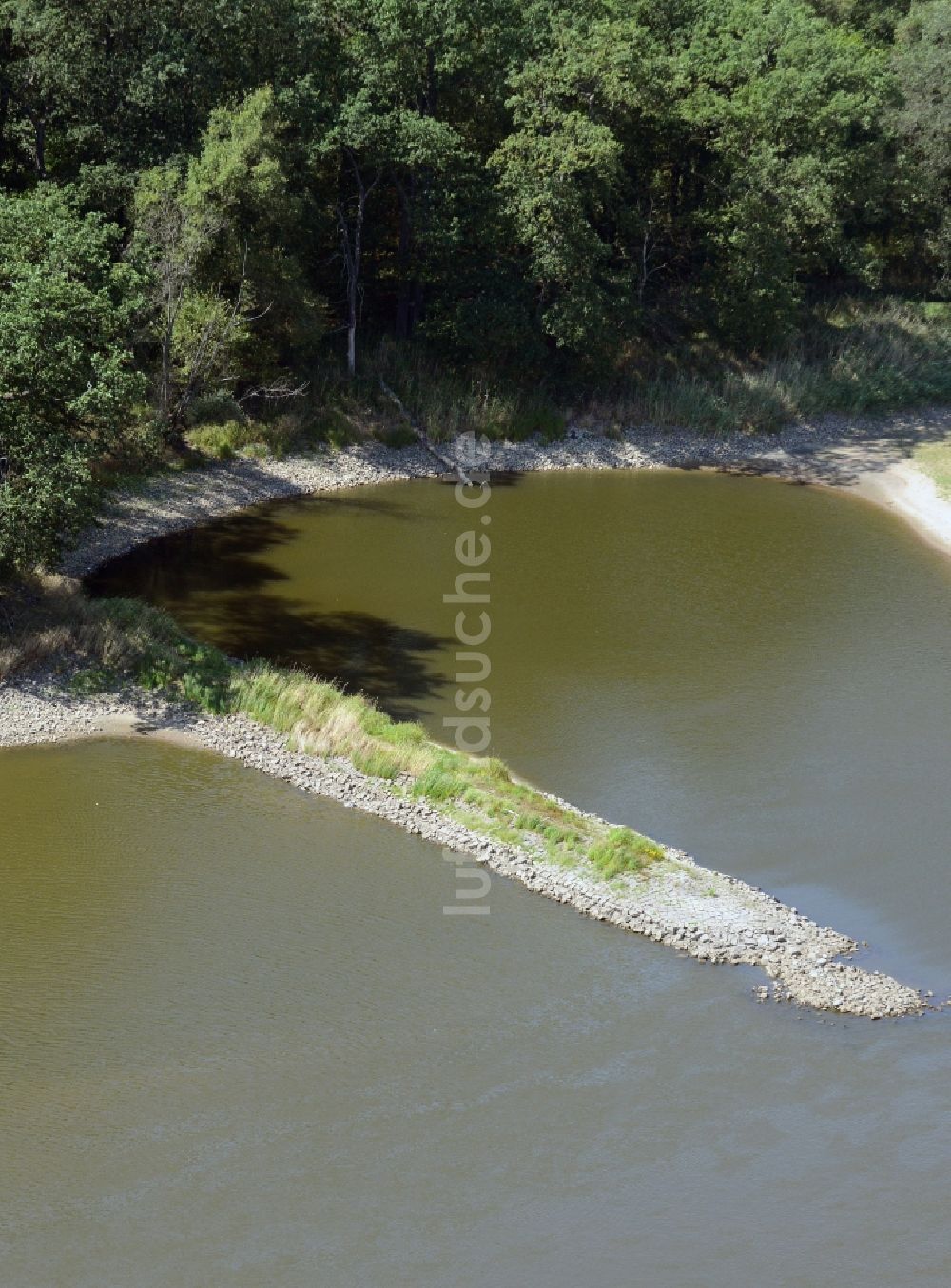 Frankfurt (Oder) aus der Vogelperspektive: Buhnen- Landschaft an den Uferbereichen der Oder an den Oderwiesen Flussverlaufes in Frankfurt (Oder) im Bundesland Brandenburg