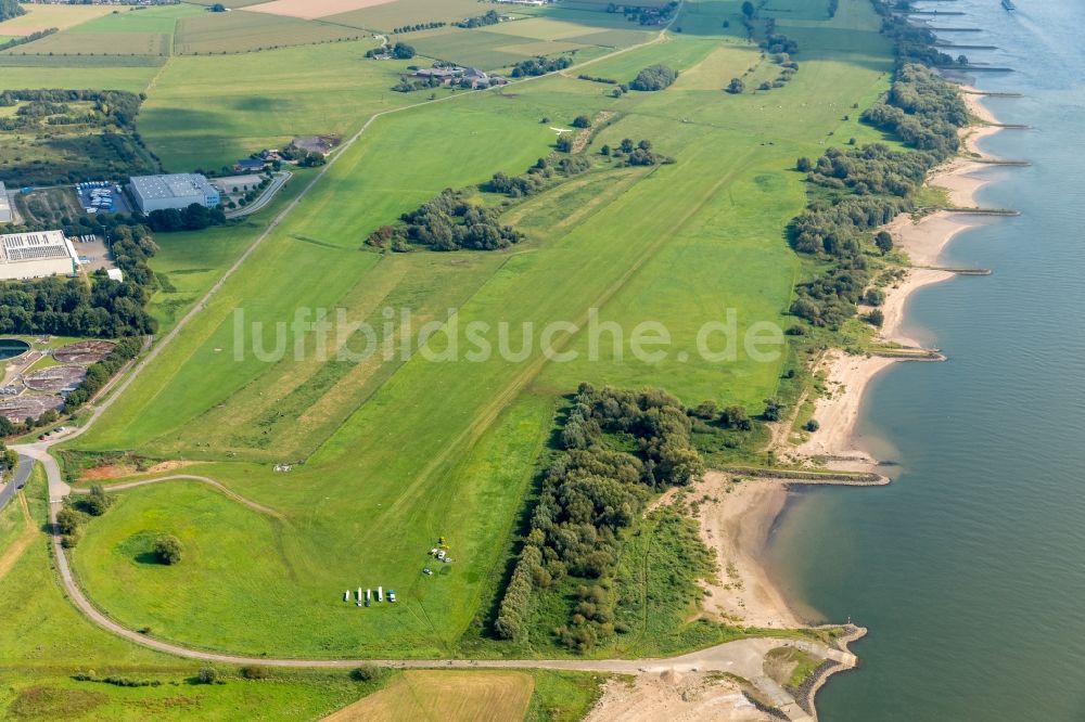 Luftbild Emmerich am Rhein - Buhnen- Landschaft an den Uferbereichen des Rhein - Flussverlaufes in Emmerich am Rhein im Bundesland Nordrhein-Westfalen, Deutschland