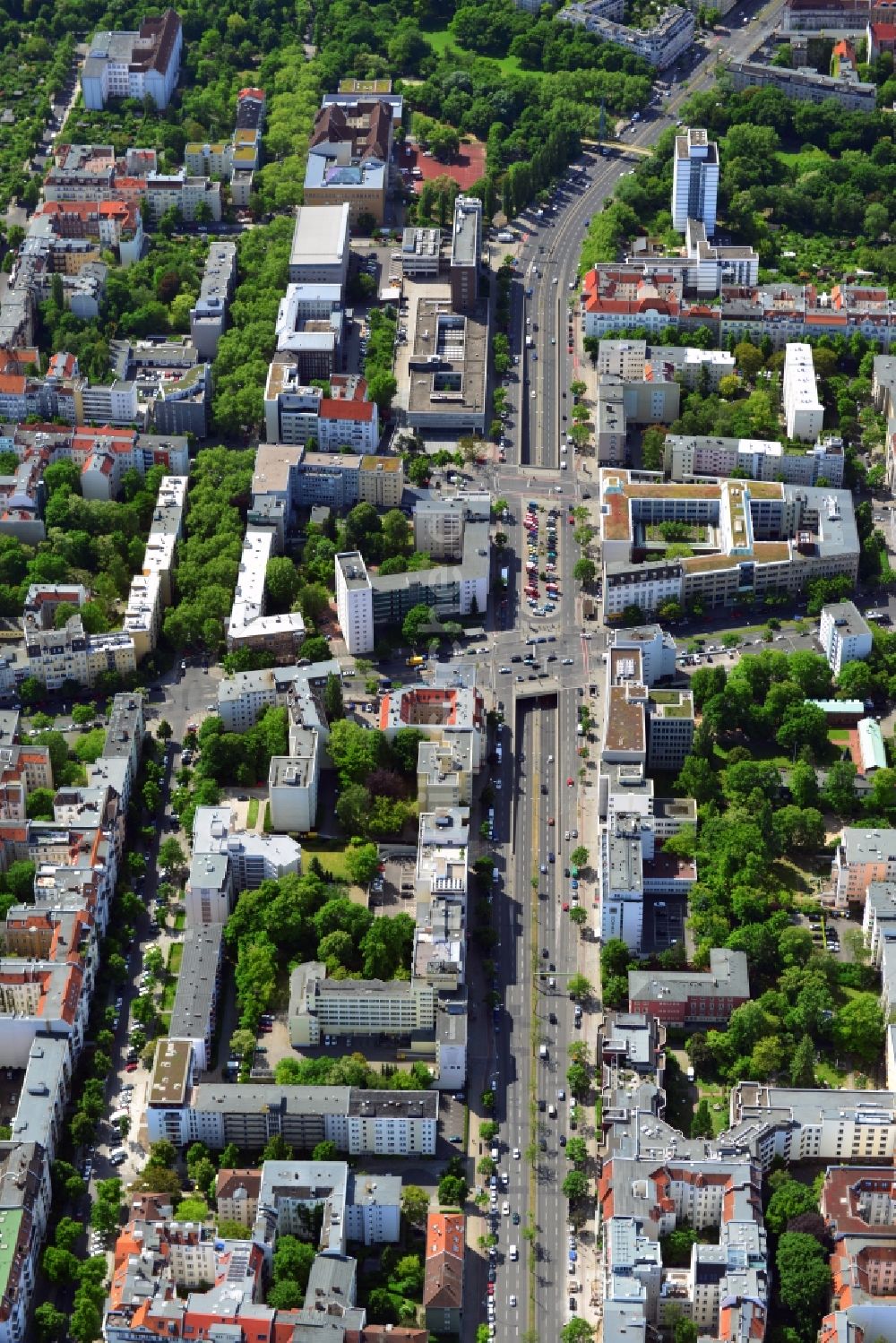 Berlin aus der Vogelperspektive: Bundesallee auf Höhe Berliner Straße - Badensche Straße im Stadtteil Charlottenburg-Wilmersdorf von Berlin