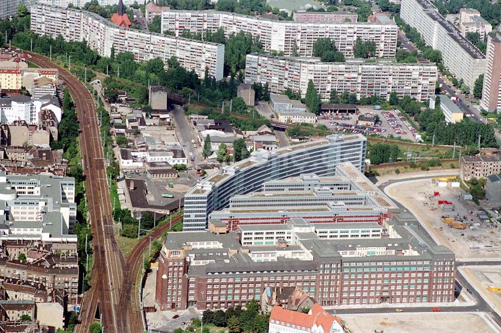 Berlin von oben - 05.08.1995 Bundesanstalt für Angestellte- Neubau am Bahnhof Ostkreuz