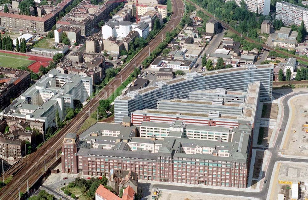 Luftbild Berlin - 05.08.1995 Bundesanstalt für Angestellte- Neubau am Bahnhof Ostkreuz