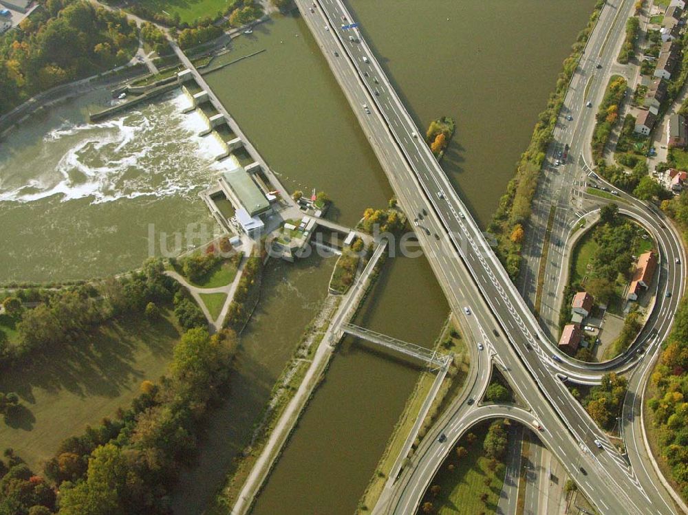 Dingolfing aus der Vogelperspektive: Bundesautobahn A92 über die Isar