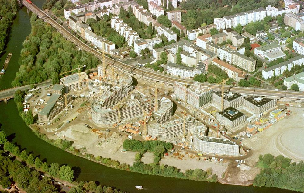 Berlin-Tiergarten aus der Vogelperspektive: Bundesbauten im Regierungsbezirk am Moabiter Spreeufer.