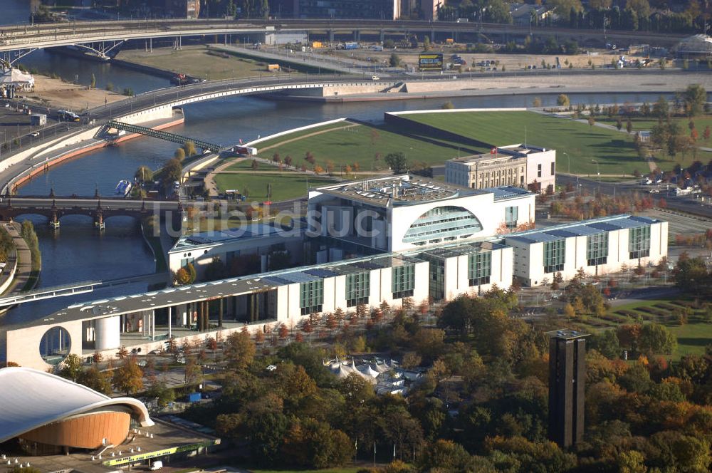 Luftaufnahme Berlin - Bundeskanzleramt und die Kongresshalle/ schwangere Auster