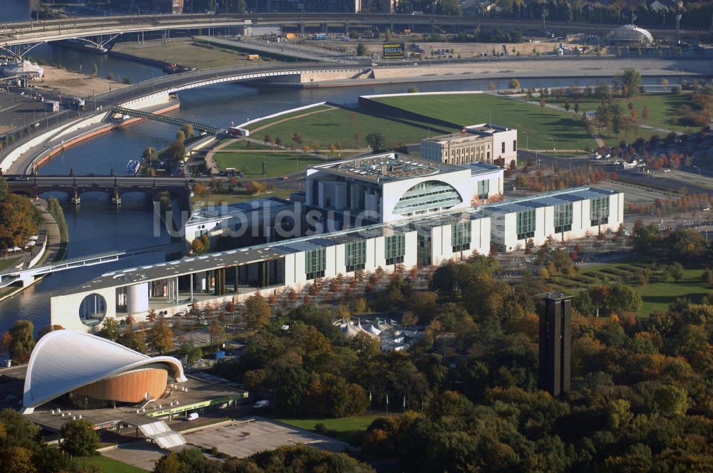 Berlin von oben - Bundeskanzleramt und die Kongresshalle/ schwangere Auster