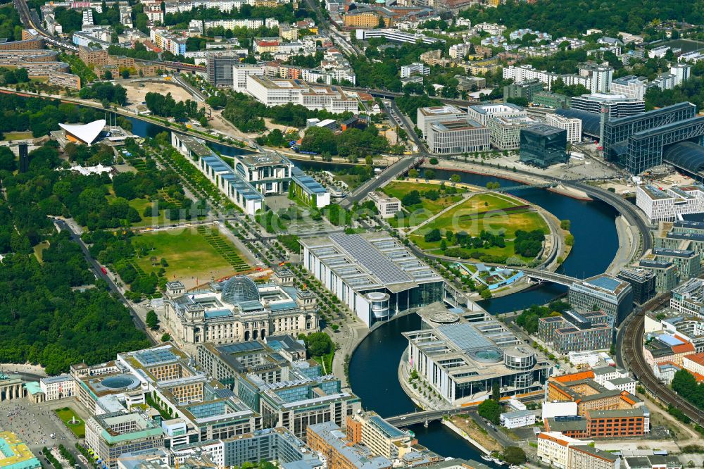 Luftaufnahme Berlin - Bundeskanzleramt, Paul- Löbe- Haus und Reichstag am Spreebogen im Regierungsviertel in Berlin, Deutschland