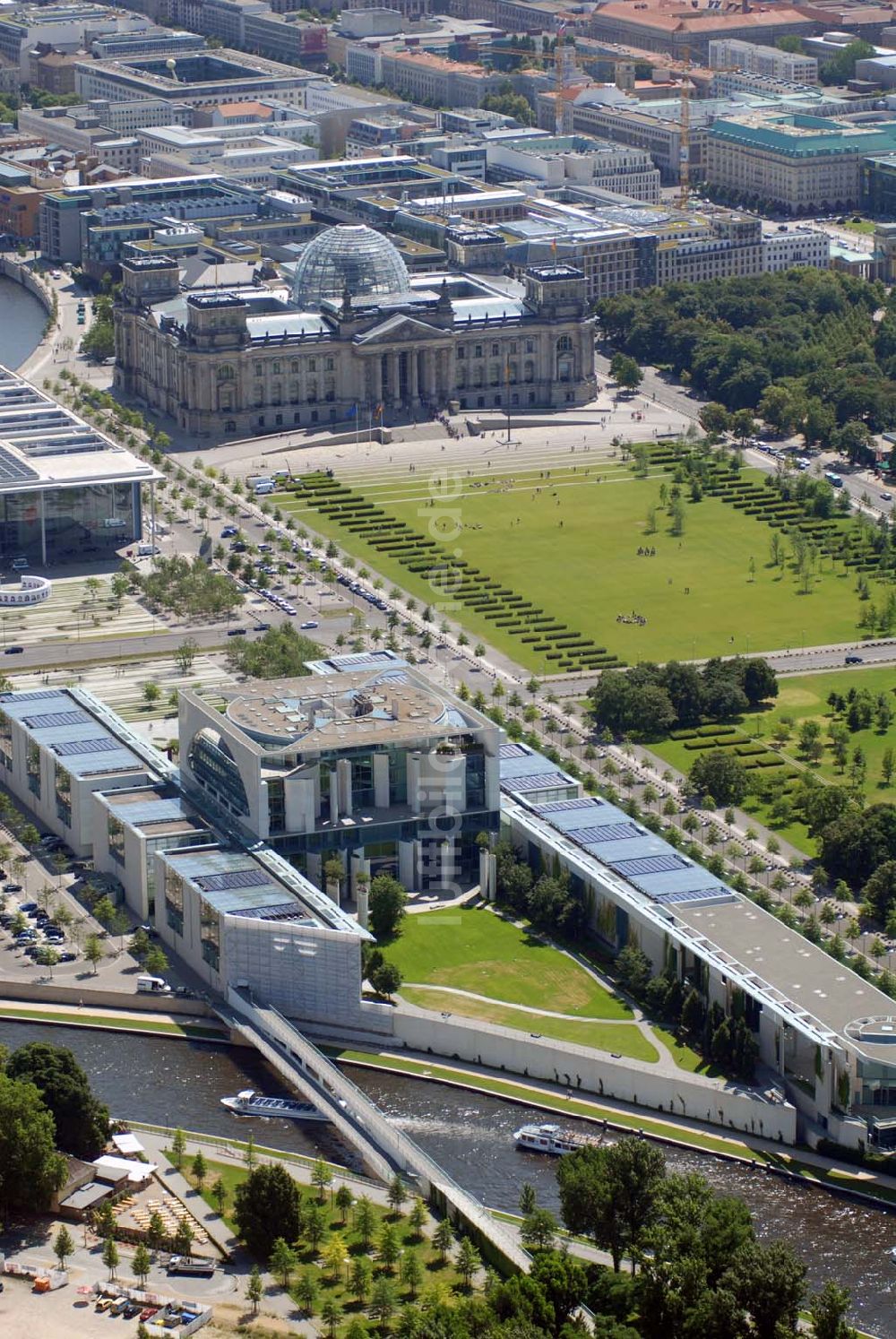 Luftaufnahme Berlin - Bundeskanzleramt und Regierungsviertel in Berlin