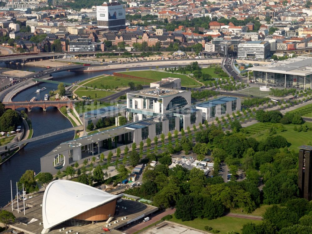 Luftbild Berlin - Bundeskanzleramt im Regierungsviertel am Ufer der Spree am Spreebigen in Berlin Tiergarten