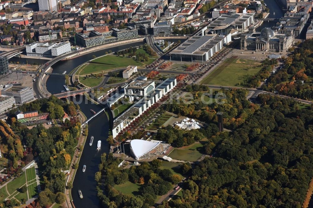 Luftaufnahme Berlin - Bundeskanzleramt im Regierungsviertel am Ufer der Spree am Spreebogen in Berlin Tiergarten