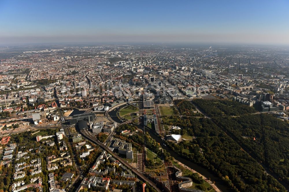 Berlin von oben - Bundeskanzleramt im Regierungsviertel am Ufer der Spree am Spreebogen in Berlin Tiergarten