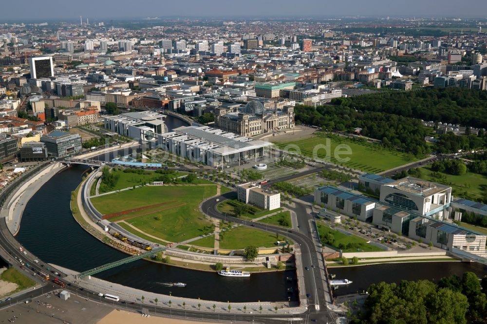 Berlin von oben - Bundeskanzleramt im Regierungsviertel am Ufer der Spree am Spreebogen in Berlin Tiergarten