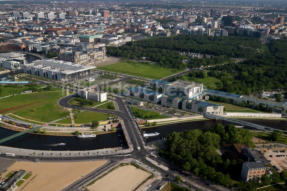 Luftbild Berlin - Bundeskanzleramt im Regierungsviertel am Ufer der Spree am Spreebogen in Berlin Tiergarten