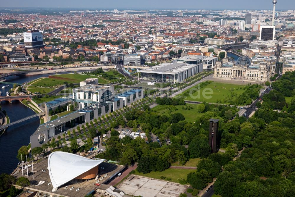 Berlin von oben - Bundeskanzleramt im Regierungsviertel am Ufer der Spree am Spreebogen in Berlin Tiergarten