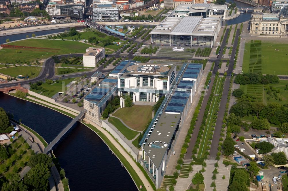 Luftbild Berlin - Bundeskanzleramt im Regierungsviertel am Ufer der Spree am Spreebogen in Berlin Tiergarten