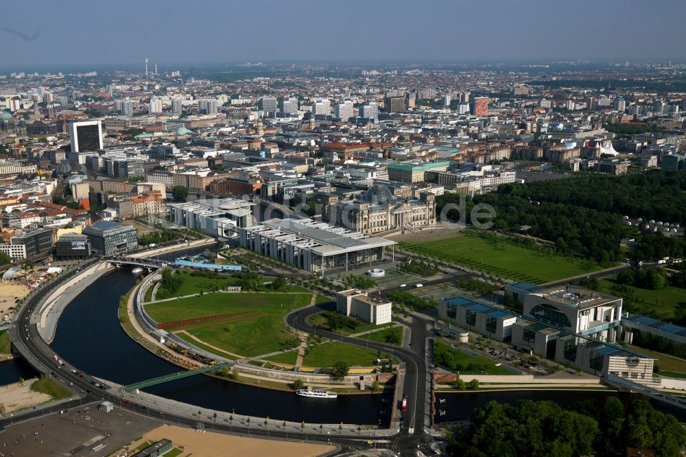 Luftbild Berlin - Bundeskanzleramt im Regierungsviertel am Ufer der Spree am Spreebogen in Berlin Tiergarten