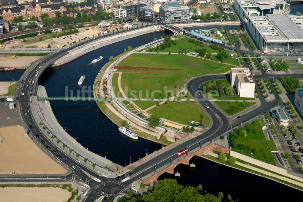 Berlin von oben - Bundeskanzleramt im Regierungsviertel am Ufer der Spree am Spreebogen in Berlin Tiergarten