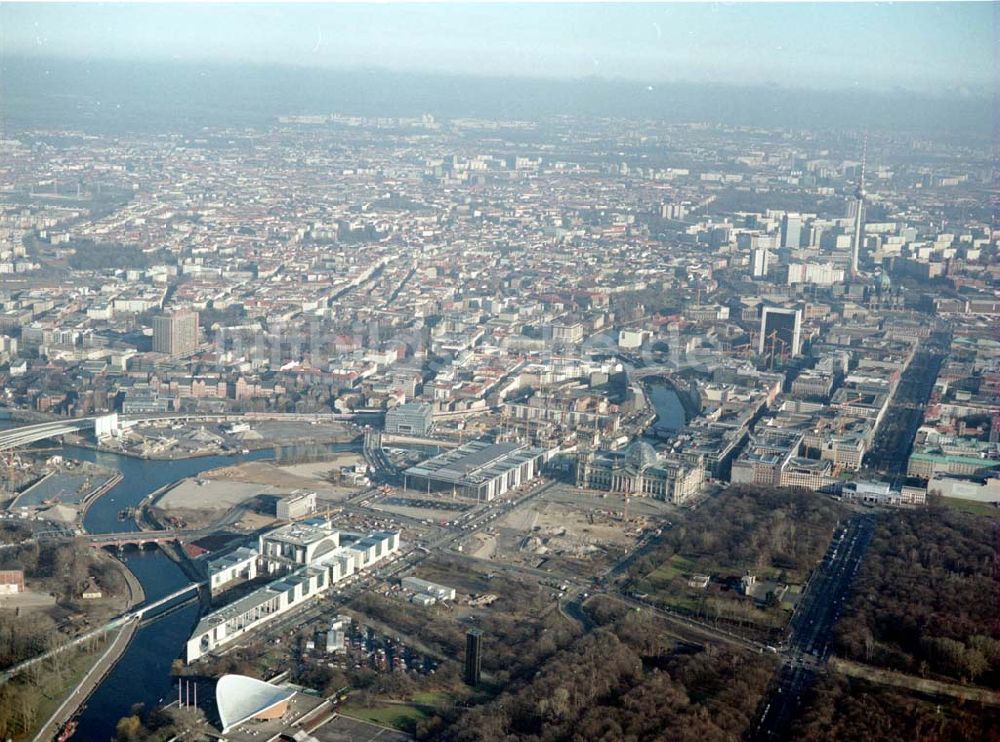 Berlin - Tiergarten/Mitte von oben - Bundeskanzleramt, Reichstag sowie das Brandenburger Tor am Berliner Tiergarten