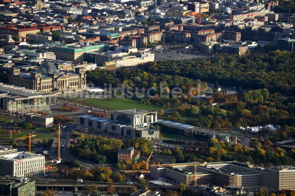 Luftaufnahme Berlin - Bundeskanzleramt zwischen Spree und Tiergarten am Spreebogens des Berliner Regierungsviertel im Zentrum der deutschen Hauptstadt Berlin